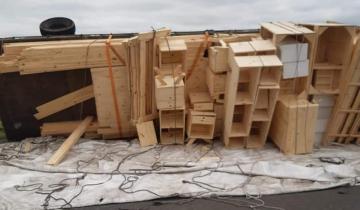 Imagen de Volcó un vehículo con muebles en la Ruta 30: no hubo heridos