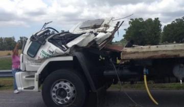 Imagen de Ruta 2: volcó un camión muy cerca del lugar donde tumbó el micro