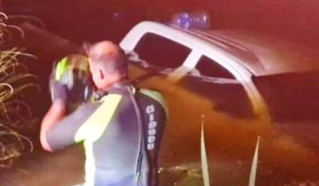 Imagen de Accidente en la Ruta 11: un hombre perdió el control de su camioneta y terminó sumergida en un canal de agua