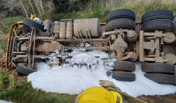 Imagen de Ruta 2: impactante vuelco de un camión cerca de Coronel Vidal