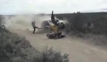 Imagen de Video: impactante choque de una moto y un auto de competición en un rally