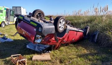 Imagen de Despiste y vuelco de una camioneta en la Ruta 11: una familia hospitalizada