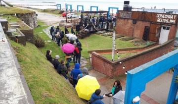 Imagen de Otra vez: mirá la larga cola de jóvenes en busca de trabajo en Mar del Plata