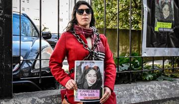 Imagen de Mar del Plata: la mamá de Iara Nardelli se encadenó en Tribunales para pedir que la Justicia Federal investigue qué pasó con su hija