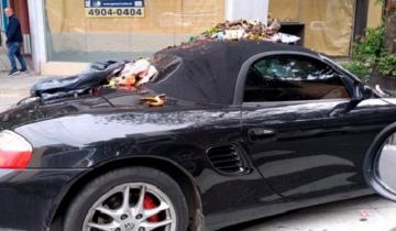 Imagen de Dejó estacionado su Porsche en un lugar prohibido y se lo llenaron de basura