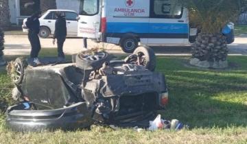 Imagen de Ruta 11: impresionante vuelco a metros del acceso a Santa Clara del Mar