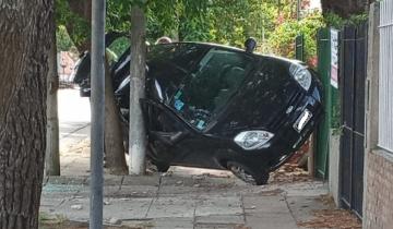 Imagen de Insólito: un vehículo terminó prácticamente volcado sobre una vereda en Santa Teresita