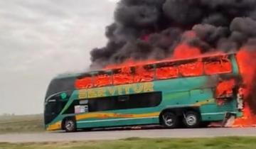 Imagen de Susto en la Ruta 2: un micro de una empresa de Mar del Plata se prendió fuego por completo