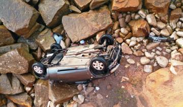 Imagen de Ruta 11: una mujer sufrió graves heridas al caer con su auto por un acantilado