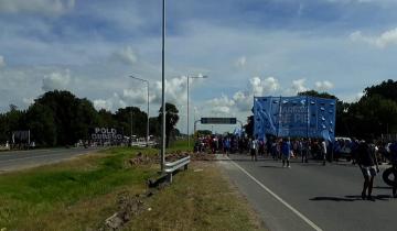 Imagen de Organizaciones sociales cortan la ruta 2 en el ingreso a Mar del Plata en reclamo de alimentos