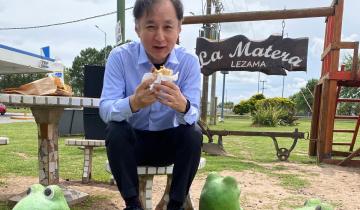 Imagen de Lezama: el embajador de Japón en Argentina paró a comer un sándwich en la Ruta 2 y quedó fascinado