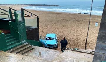 Imagen de Mar del Plata: un auto terminó en la playa y el intendente pidió la inhabilitación de la licencia del conductor por hacer “acrobacias”