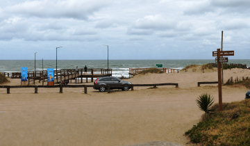 Imagen de Pinamar: hallan muerto a un hombre de 37 años en una estructura de madera sobre la playa