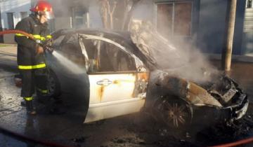 Imagen de Se quedó dormido con el auto en marcha y la calefacción encendida: se le prendió fuego