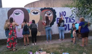 Imagen de En Dolores se pintó un mural por el Día de la Mujer