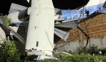 Imagen de Una avioneta se quedó sin combustible y cayó sobre una vivienda