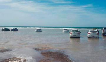 Imagen de Subió la marea y una docena de autos fue alcanzado por el mar