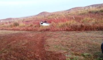 Imagen de Ruta 11: volcó con el auto, lo dejó abandonado entre los pastizales y se fue a su casa en Santa Teresita