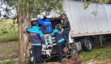 Imagen de Violento choque en Ruta 2: un camionero quedó atrapado tras impactar contra un árbol