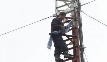 Imagen de La historia del policía que estuvo subido a una torre por dos horas con la amenaza de quitarse la vida