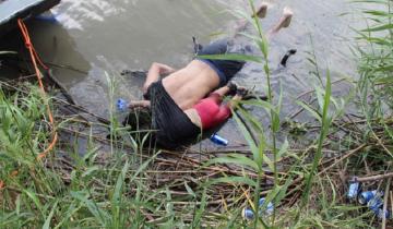 Imagen de La foto que conmueve al mundo: padre e hija mueren ahogados intentando migrar a EEUU