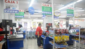 Imagen de La Provincia: cajera de un supermercado estafó a más de 60 clientes retirando dinero cuando pagaban con débito