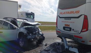 Imagen de Dolores: fuerte choque entre una camioneta y un micro sobre la Ruta 2